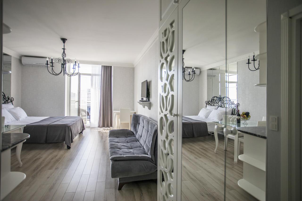Tina'S Apartments With Panoramic Sea View บาทูมิ ห้อง รูปภาพ